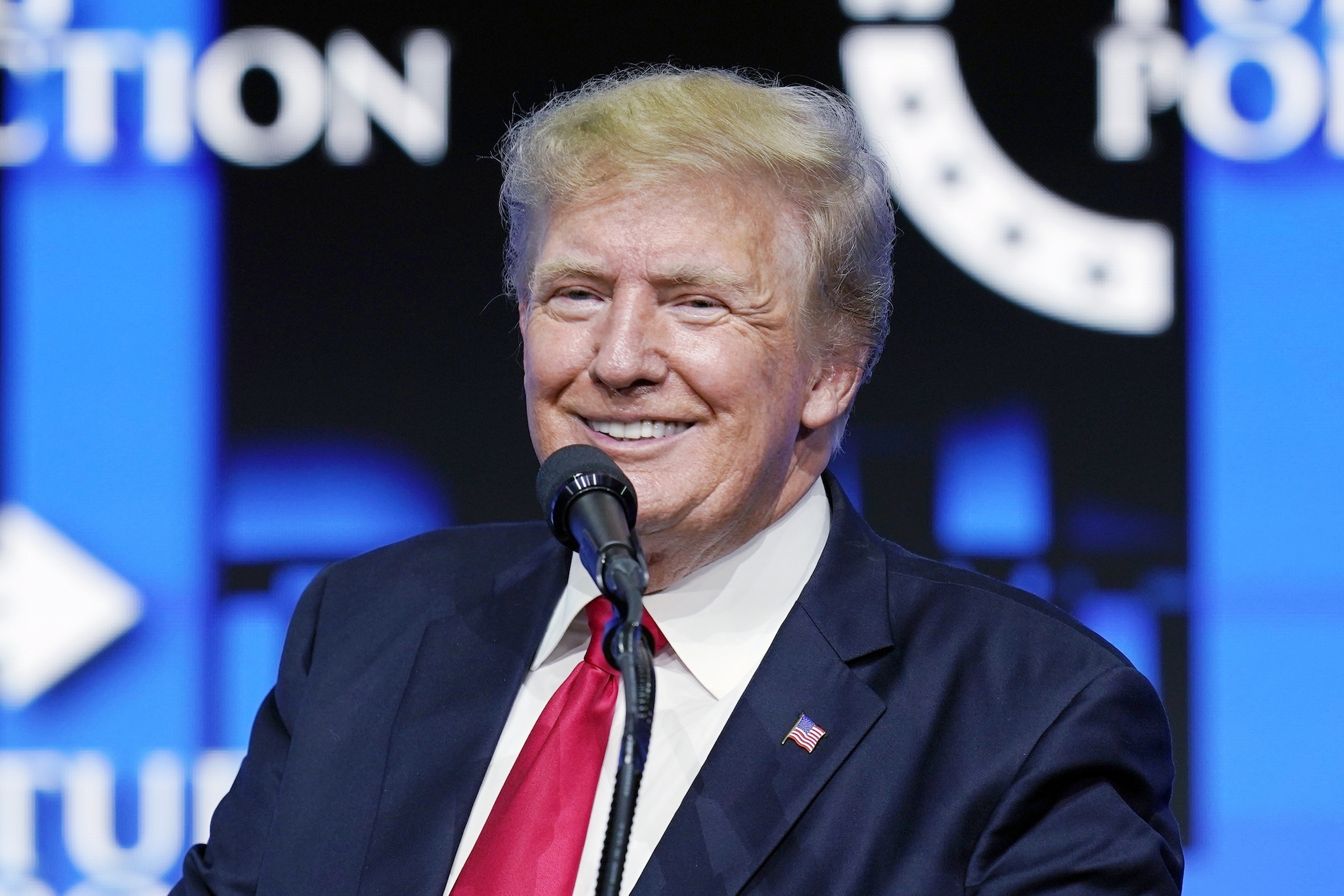 Crowd Treats Trump the Way Trump Treats Fauci