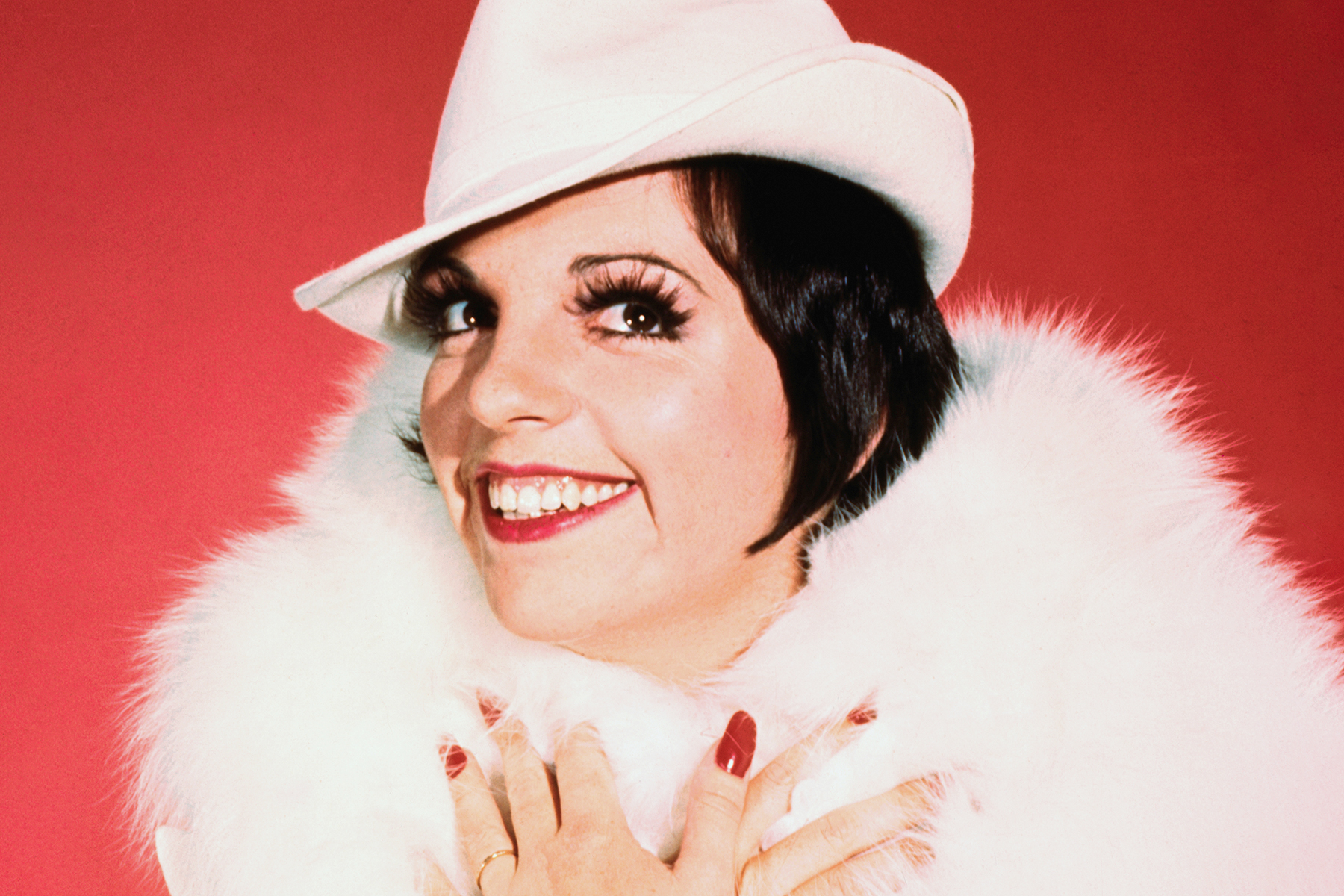 American singer Liza Minnelli poses in a white hat and fur. (Photo by Bettmann/Getty Images)