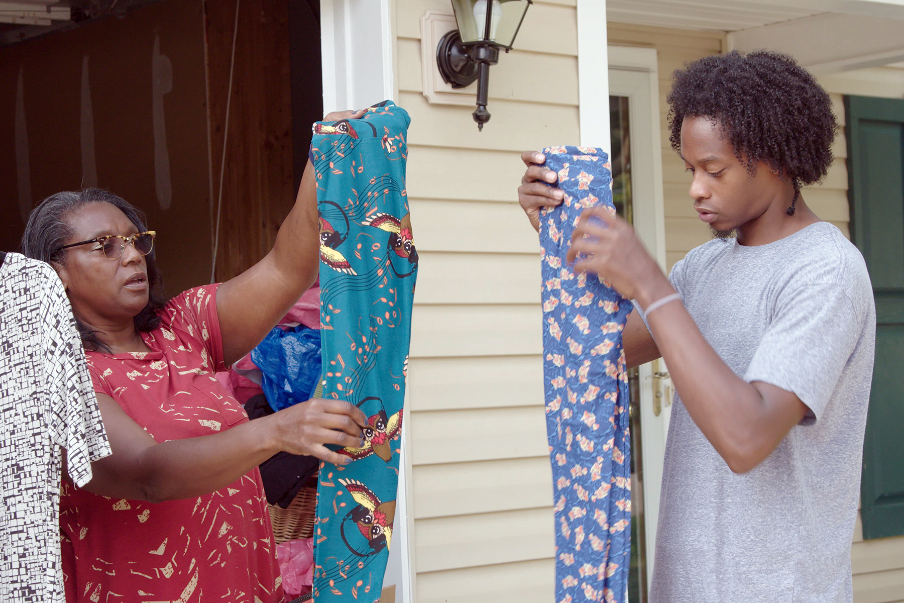 Did LuLaRoe Tokenize Black Associates to Sell Leggings to Middle-Aged White Women?