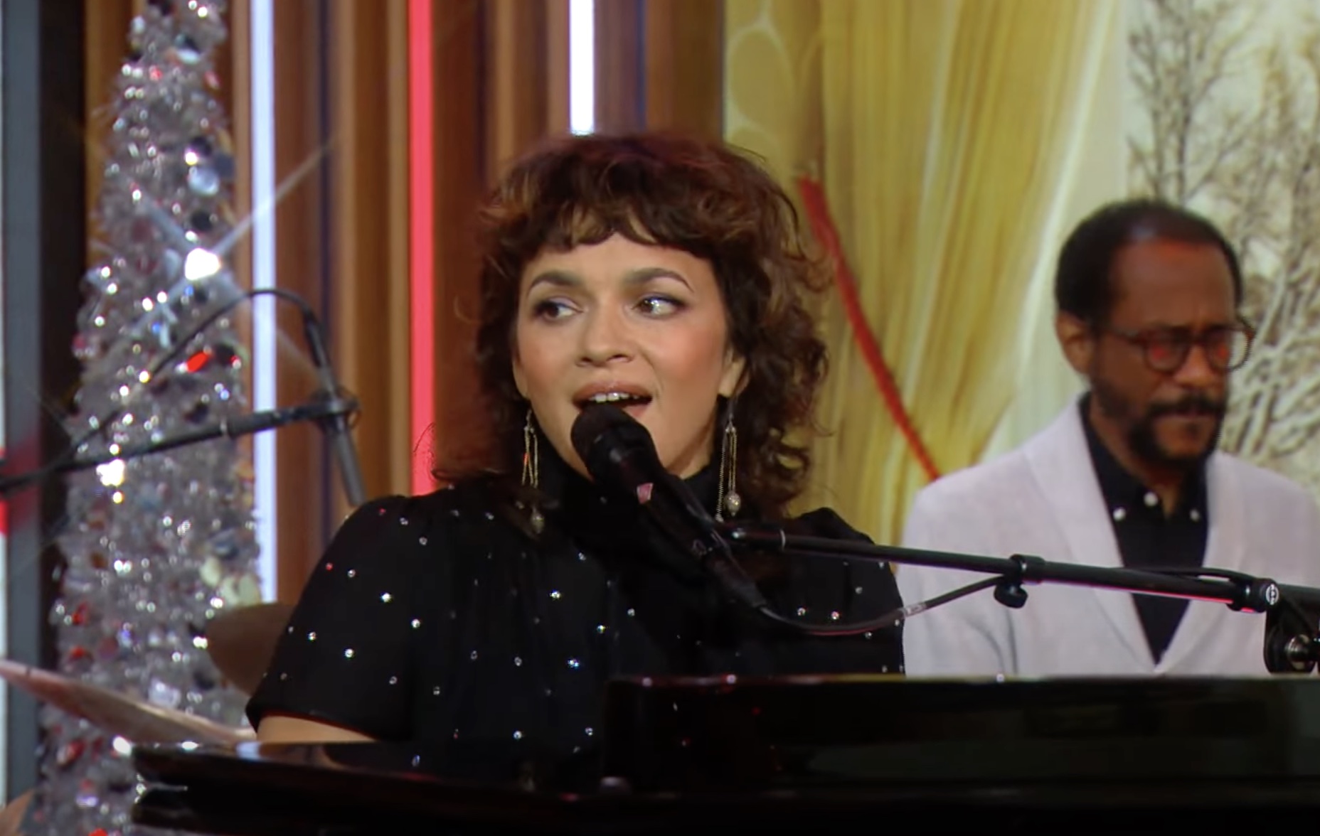 See Norah Jones Bring Christmas Songs, Chipmunks Classic to CBS’ ‘Saturday Sessions’